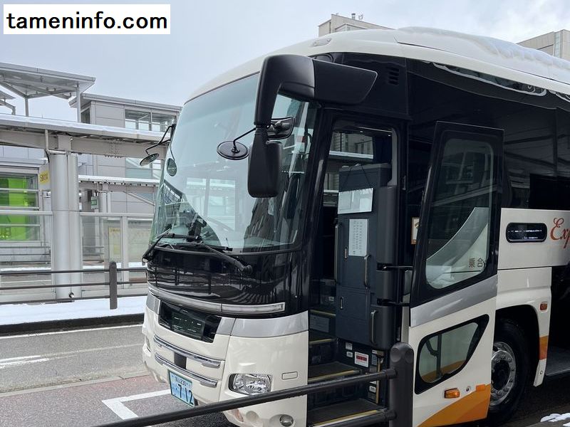 白が基調の加越能バス