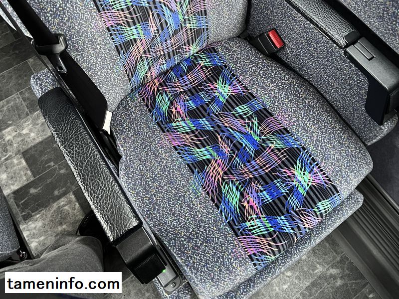 分厚いクッションとレッグレスト付きの座席