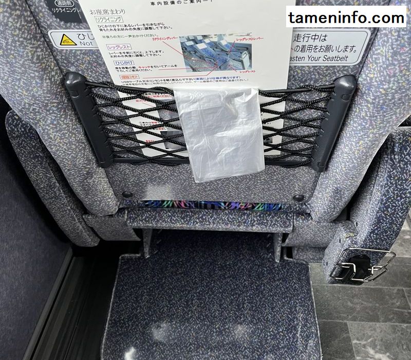 シート背面にUSB電源と操作案内が分かりやすく表示